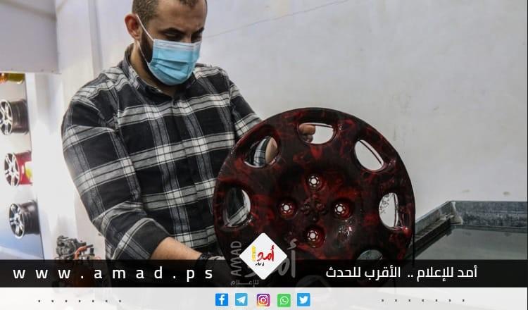 عمر العسولي يُبدع في الطباعة بالماء على عدة أسطح