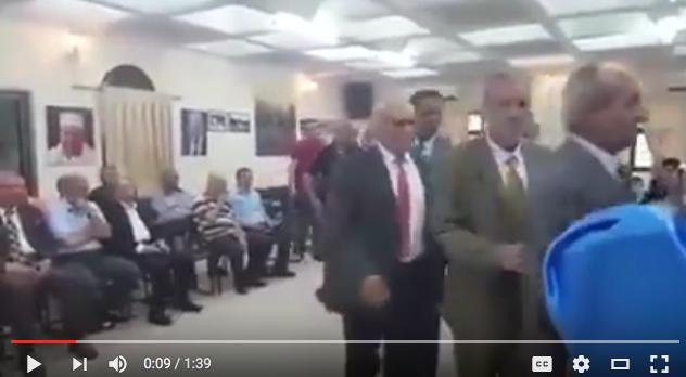 فيديو: يظهر  انسحاب المسؤولين  الفلسطنيين  من احتفالات  الطائفة السامرية بسبب مشاركة المستوطنين