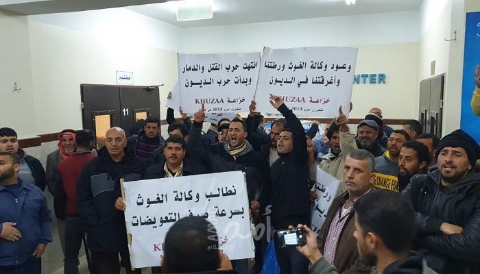 غزة: اعتصام داخل مقر الأونروا بخانيونس للمطالبة بصرف التعويضات لمتضرري عدوان 2014 - صور
