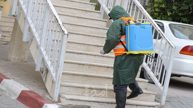 بلدية غزة تشرع بتعقيم وتطهير المرافق العامة لمواجهة فيروس كورونا