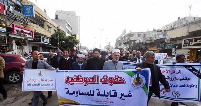 خلال مسيرة دعت لها النقابة .. موظفي غزة يطالبون حكومة الحمدلله بصرف رواتبهم والاعتراف بحقوقهم