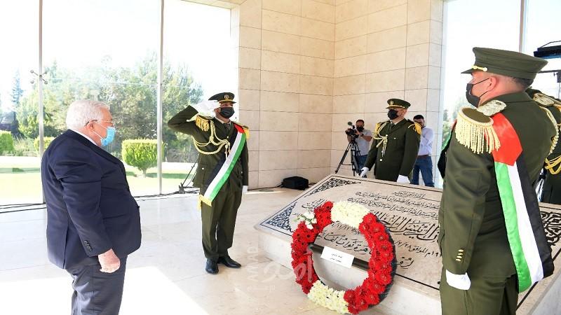 الرئيس عباس يضع اكليلًا من الزهور على ضريح ياسر عرفات