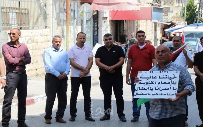طولكرم: ذوو الأسرى ينددون بجرائم الاحتلال بحق أبنائهم