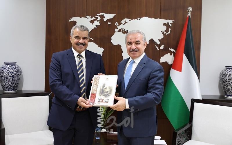 "اشتية" يتسلم التقرير السنوي لديوان "الرقابة المالية والإدارية" لعام 2022