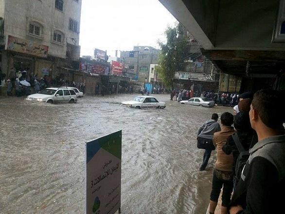غرق عدد من المنازل بمياه الأمطار في غزة