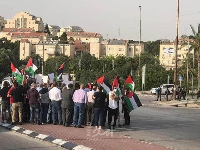 وقفة أمام مستوطنة "معاليه أدوميم" للمطالبة بتسليم جثمان الشهيد "عريقات"