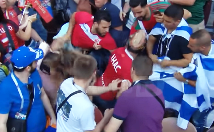 جماهير المغرب تمزق علم إسرائيل في مدرجات الملعب