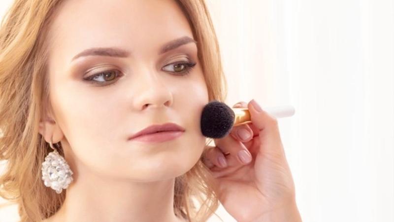 طرق تطبيق مكياج خفيف للأيام العادية