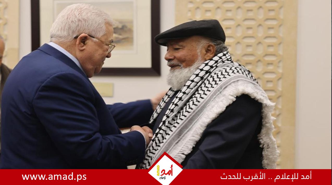 الرئيس عباس  يستقبل شيخ الأسرى فؤاد الشوبكي ويهنئه بالإفراج عنه