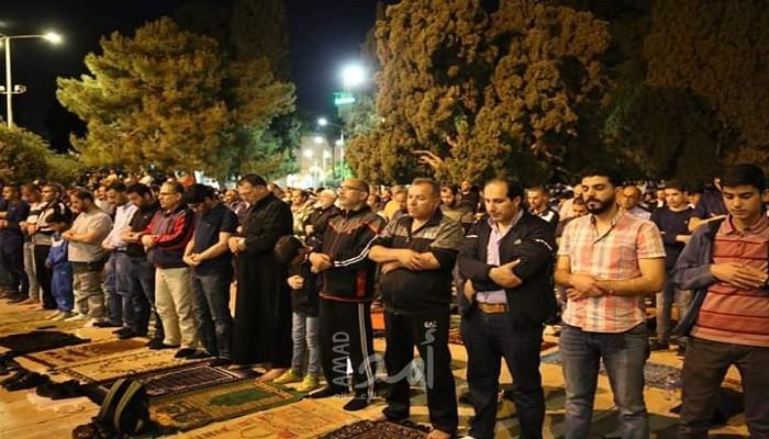 الآلاف يؤدون "التراويح" في الاقصى والمئات يواصلون اعتكافهم فيه