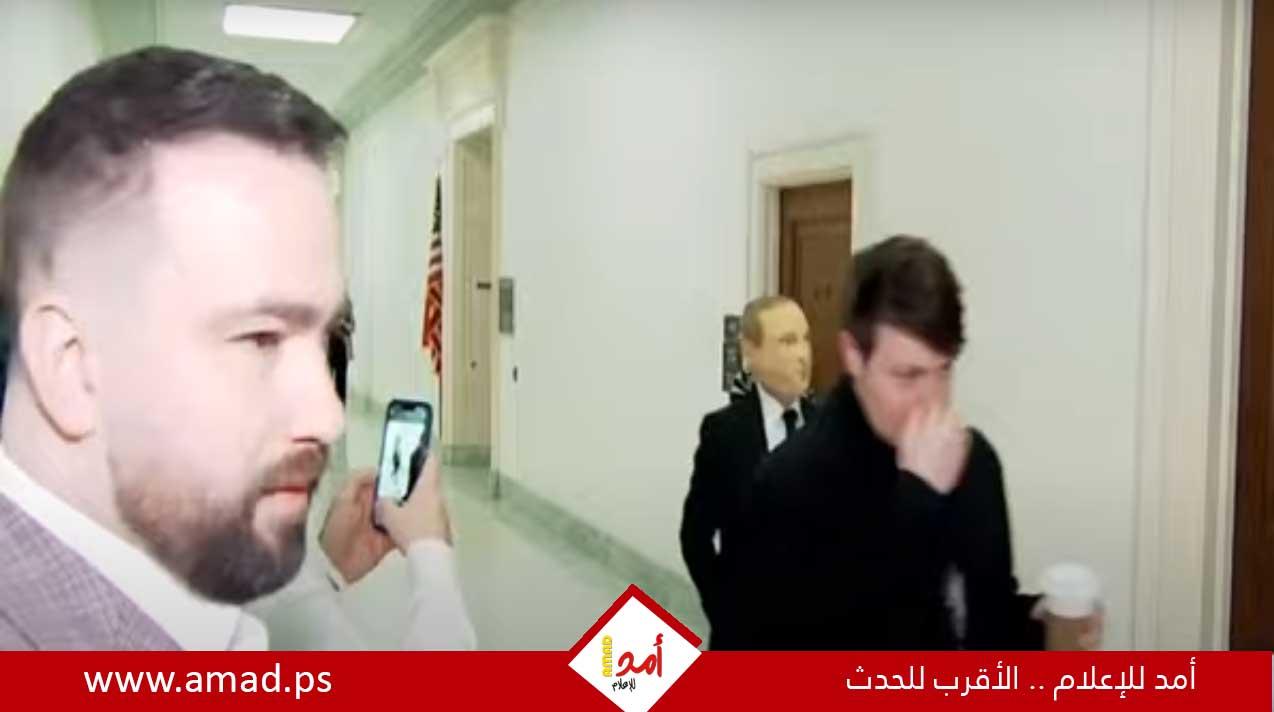 سيناتور أمريكي يصل إلى جلسات الاستماع الخاصة بعزل بايدن مرتديا قناع بوتين - فيديو