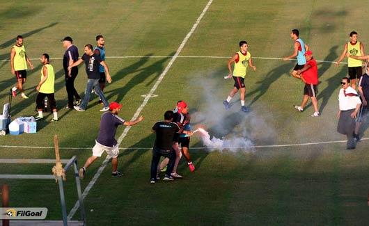 جماهير الاهي تقتحتم تدريبات الفريق وتهاجم لاعبيه