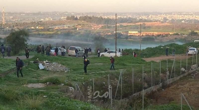 جيش الاحتلال يطلق النار وقنابل الغاز تجاه العمال غرب طولكرم