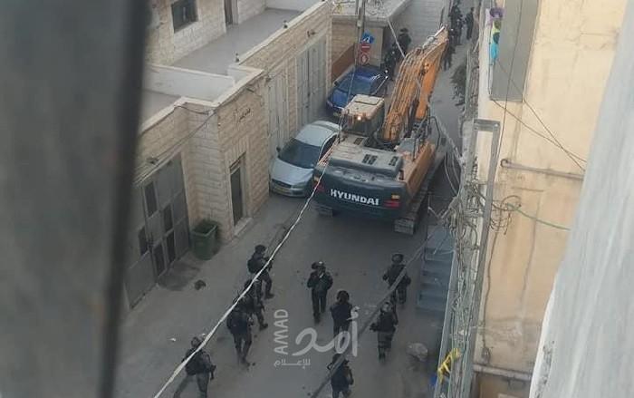بالفيديو والصور.. قوات الاحتلال تهدم منزل في "شعفاط" بالقدس