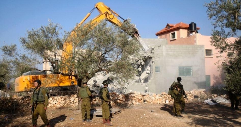 مقدسي يهدم غرفة بمنزله بضغط من قوات الاحتلال