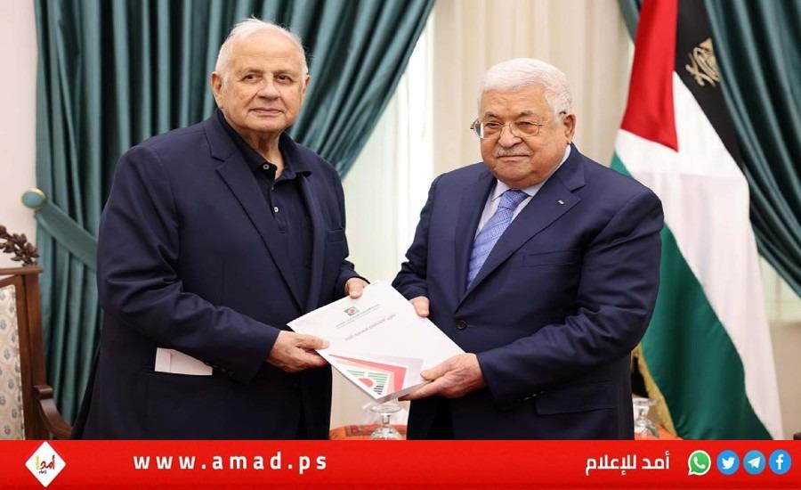 الرئيس عباس يتسلم التقرير السنوي للجنة الانتخابات المركزية