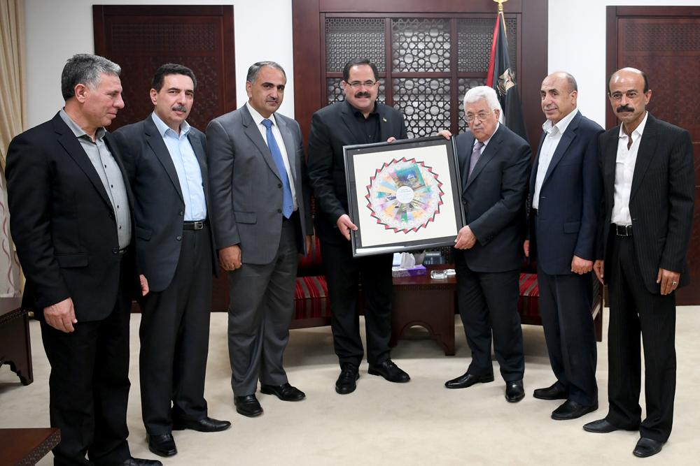 الرئيس يتسلم النسخة الأولى من الكتب المدرسية للمناهج الجديدة ويستقبل وفد المعلمين المبتعثين إلى دولة الكويت