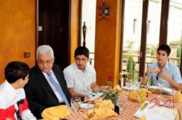 ليحتفل مع عائلته وأحفاده في عمان.. عباس يتغيب عن صلاة العيد وزيارة ضريح الخالد في رام الله