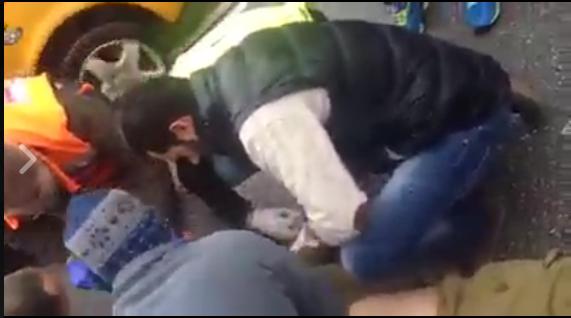 فلسطينيون يحاولون انقاذ حياة احد جنود الاحتلال الإسرائيلي في حادث سير قرب رام الله