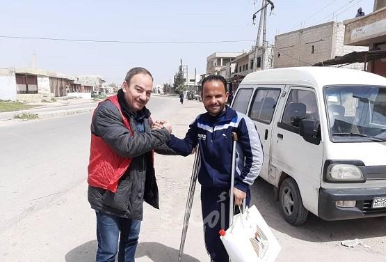 بالصور .. سوريا: الدائرة السياسية لـ "م ت ف" توزع منظفات ومعقمات في مخيم خان الشيح