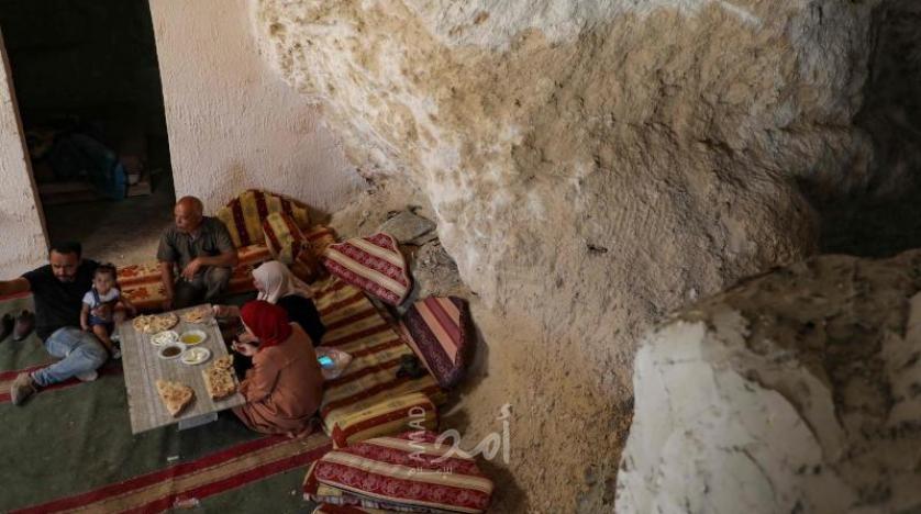 عائلات فلسطينية تستخدم "الكهوف" كمنازل في الضفة الغربية - فيديو