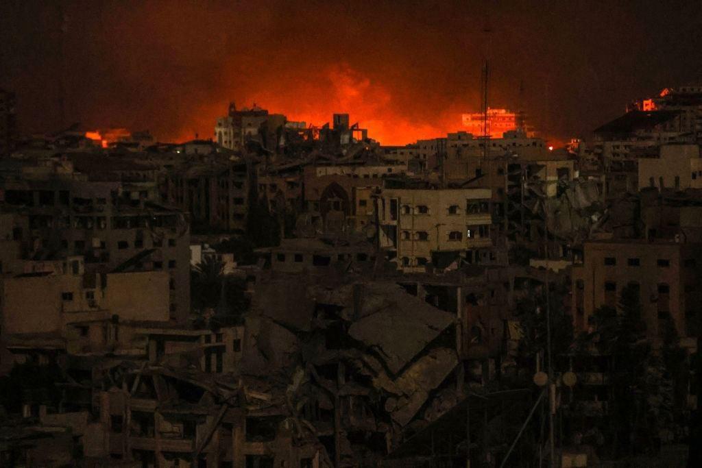 18 شهيداً في قصف جيش الاحتلال استهدف منزل عائلة خليفة في مخيم النصيرات وسط قطاع غزة