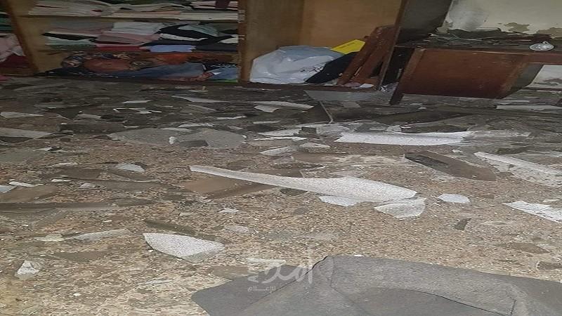 نجاة أسرة من مخيم البريج بعد سقوط سقف منزلها