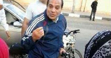 على خطى زعماء العالم .. السيسى بـ "الدراجة" وسط الجماهير