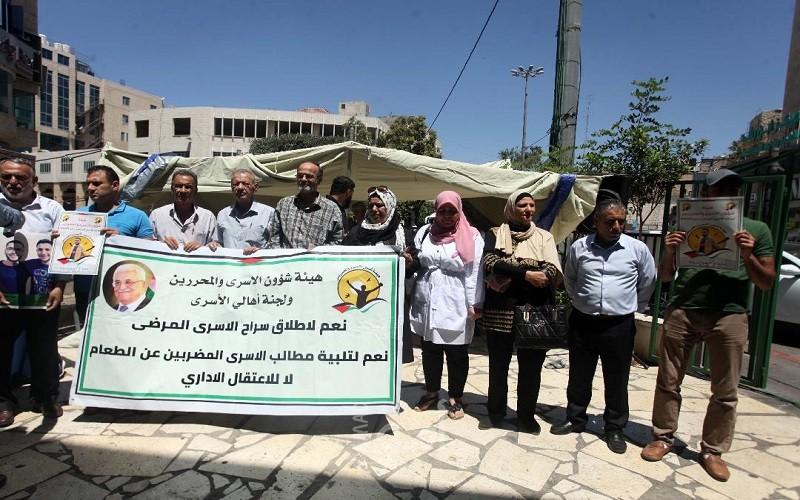 وقفة إسناد ودعم للأسرى المضربين عن الطعام في الخليل