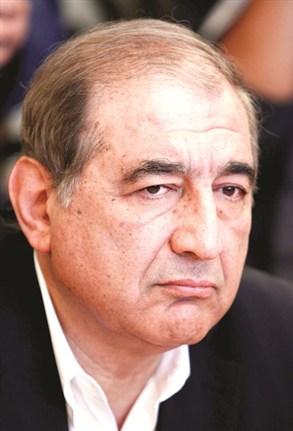 الاسد يقيل نائب رئيس الوزراء قدري جميل لـ”تغيبه عن العمل” ومصادر تقول بسبب لقاءه السفير الاميركي