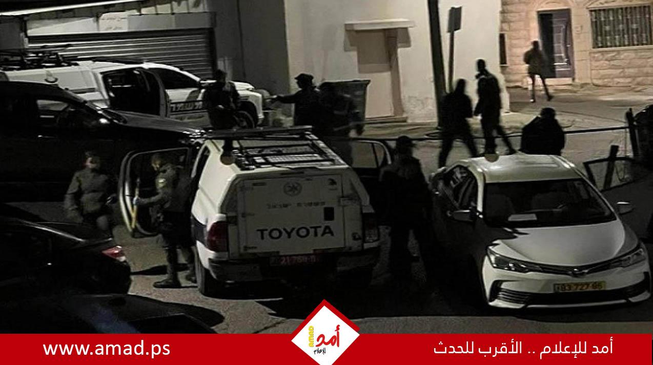 قوات الاحتلال تُحاصر منزلاً وتعتقل شاباً في أم الفحم في أراضي 48