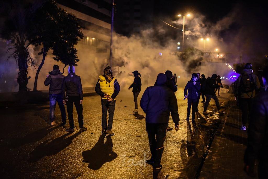 لبنان: قطع طرق احتجاجا على ارتفاع سعر صرف الدولار - فيديو