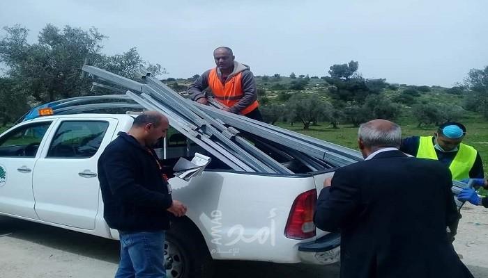 بالصور - تنمية الخليل تؤمن خيماً لترقوميا وكرفاناً متنقلاً لإذنا وتوزع طروداً غذائية