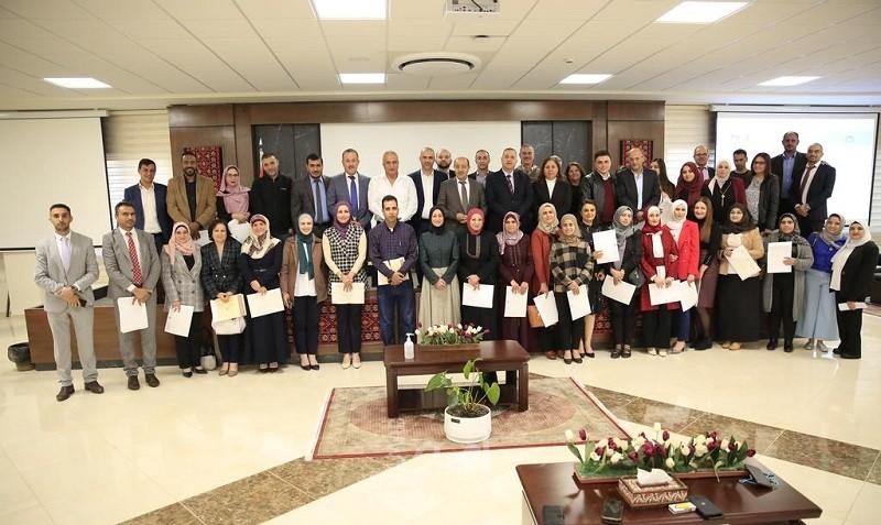 رام الله: المدرسة الوطنية الفلسطينية للإدارة تخرج (50) مديراً من مدراء الفئة الأولى "C"