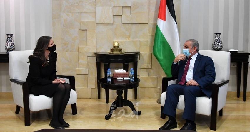اشتية يستقبل فريق "الرؤية العالمية" ويطلع على برامجها