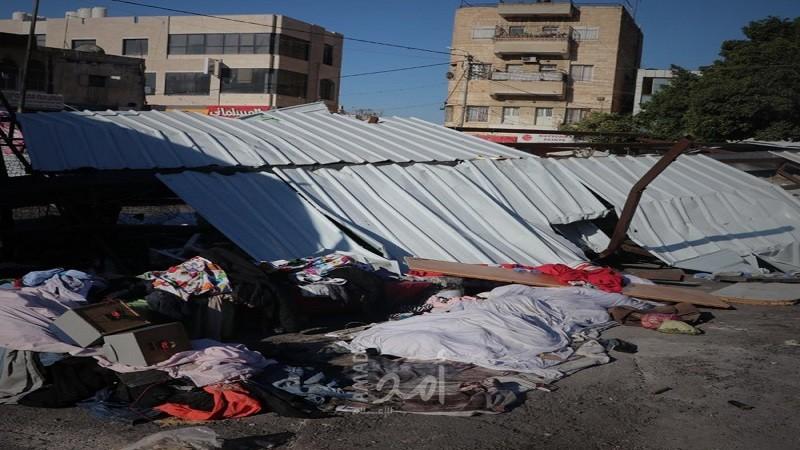 بلدية نابلس تُزيل بسطات سوق "البالة"