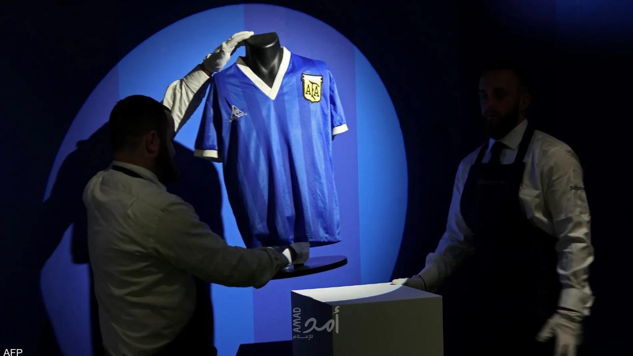 بيع أشهر قميص لمارادونا بمبلغ قياسي