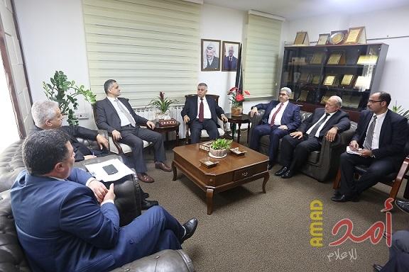وزيرا الحكم المحلي والاتصالات يبحثان تعزيز التعاون المشترك في مجال البريد