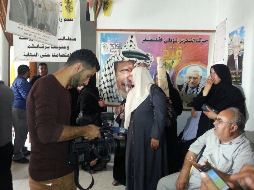 غزة: اهالي شهداء حرب \\\"الرصاص المصبوب\\\" يحاولون حرق انفسهم في مقر نواب فتح