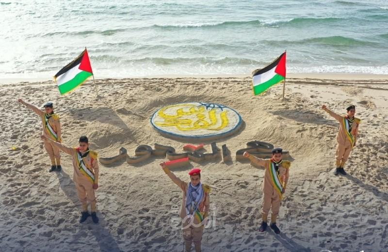رواسي فلسطين تفتتح منحوتة رملية بعنوان "#القدس_هي_المحور"