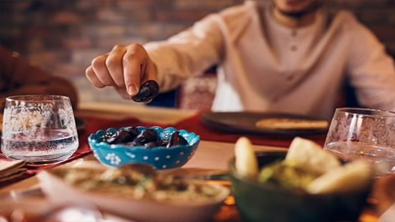 فوائد الصوم.. يخفض الكوليسترول والوزن