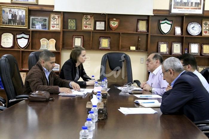 رئيس بلدية قلقيلية يلتقي بوفد من اتحاد البلديات الهولندي