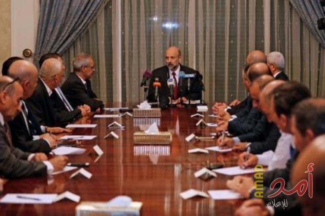 سحب قانون ضريبة الدخل نزع فتيل الازمة في الاردن لكن هامش مناورة الرزاز محدود