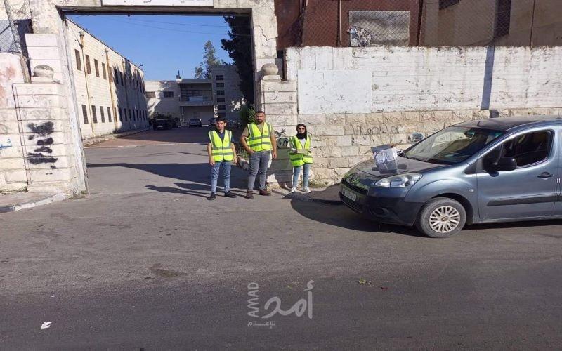 نضال الطلبة توزع المياه والاقلام على طلبة الثانوية العامة