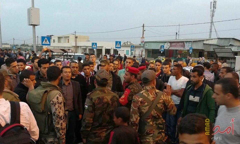 لليوم الثاني على التوالي..اعتصام للطلبة امام المعبر والشرطة تجبرهم على فض التظاهرة