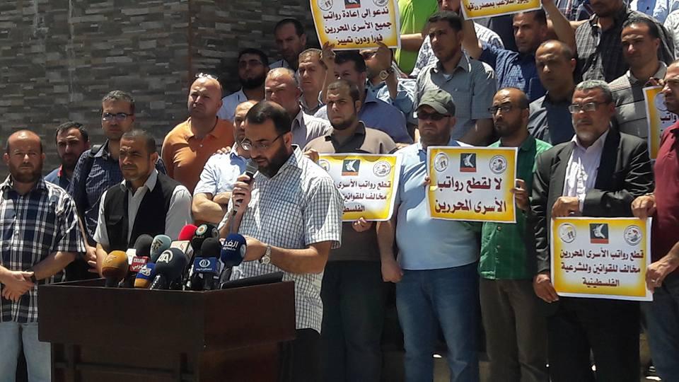 خلال وقفة بغزة رفضًا لقطع رواتبهم.. اسرى محررين: سندافع عنها بكل السبل