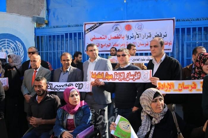 إذاعة فرسان الإرادة تُضيء شمعتها الـ(15) أمام بوابة الاونروا بغزة