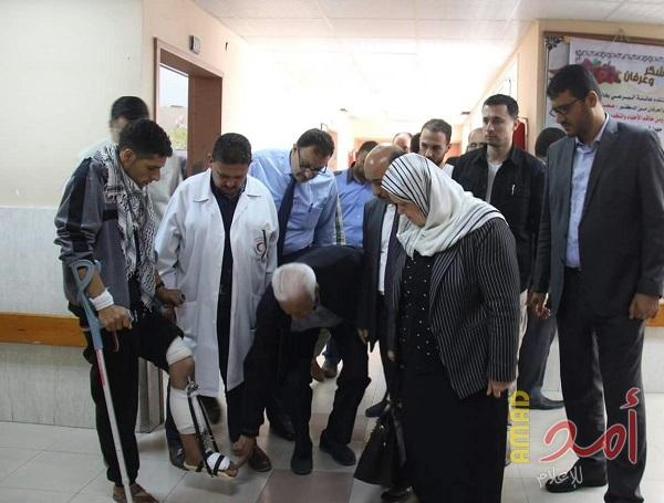 الوزيران الحساينة والأغا يتفقدان جرحى مسيرة العودة بمستشفى الشفاء
