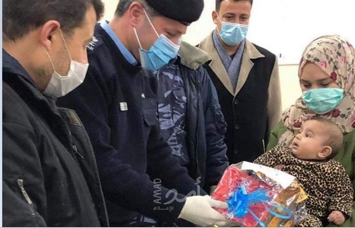 فيديو - فلسطيني يقيم عيد ميلاد لزوجته بالحجر الصحي في غزة