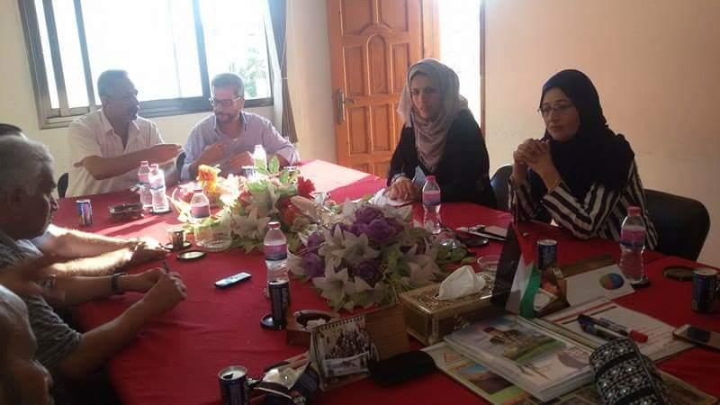 دائرة اللاجئين تلتقى لجنة لاجئي مخيم  المغازي